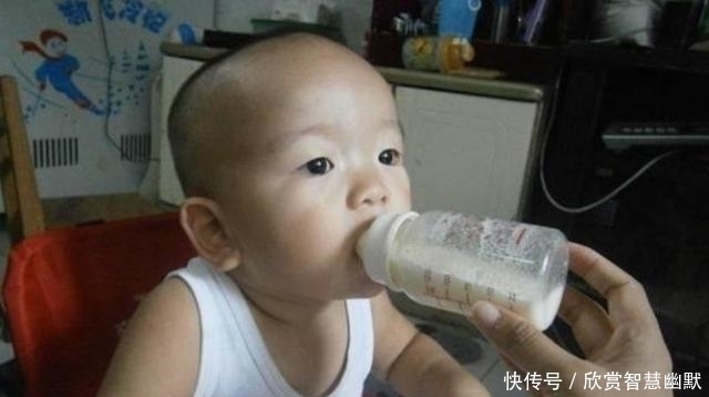 喝奶|1岁孩子只喝奶奶冲的奶,宝妈感觉不对劲,偷尝一口后愁坏了