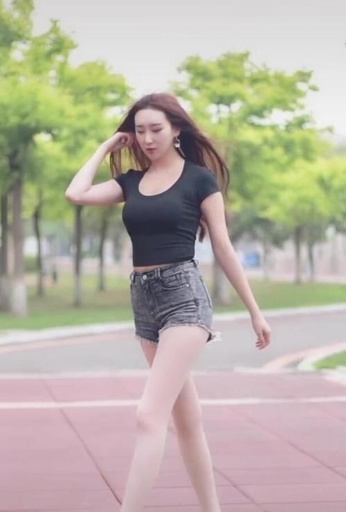 美女|如果说黑色代表成熟，全黑色的美女就有一分“熟女光芒”