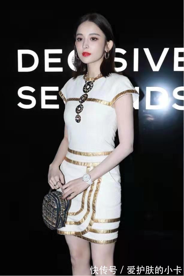 娜扎美 娜扎美得好不低调,小白裙也要挑“镶金”的,高级精致不俗气