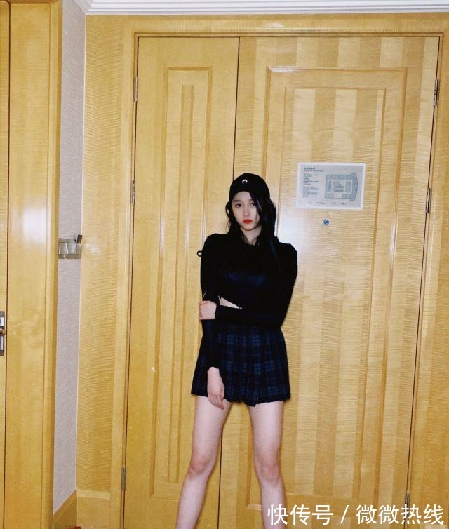 满身|关晓彤才是真正的“漫画腿”，穿抹胸黑色蛋糕裙，尽显超模范十足！