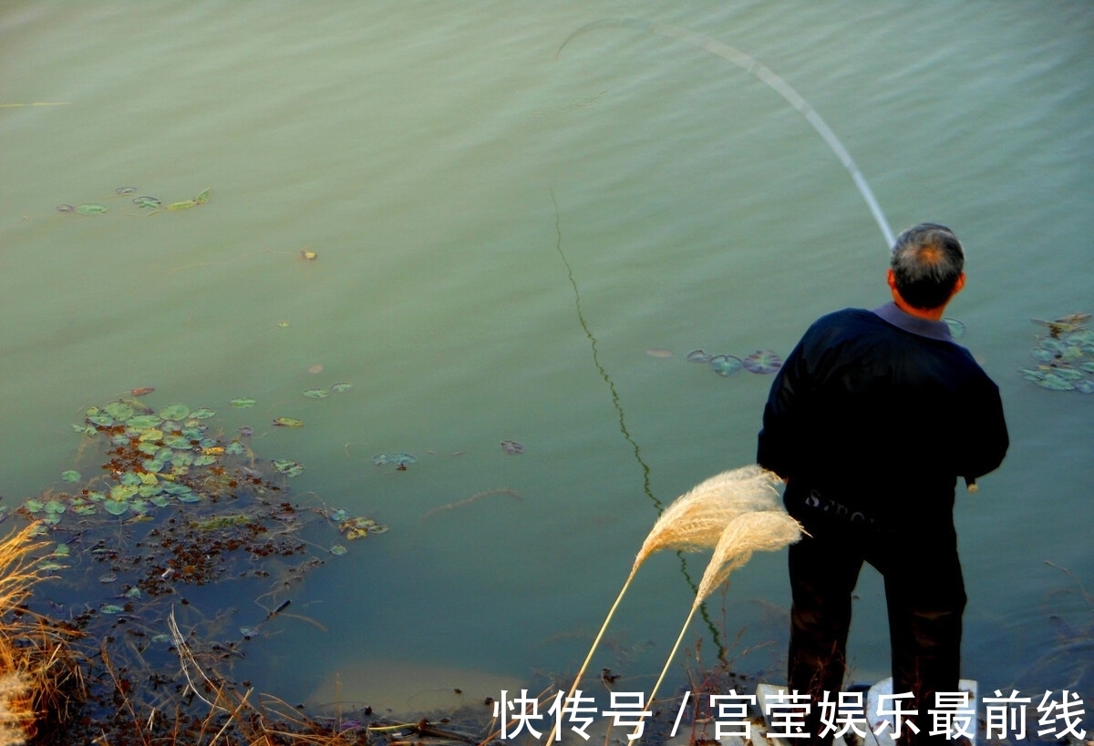 冬季钓鱼不用早起?老大爷起得比夏天还早,大板鲫用桶装!