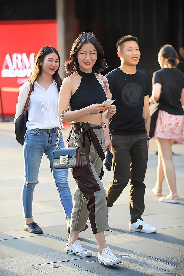 时尚 黑色挂脖上衣搭配卡其色工装裤,干净利落,时尚大气