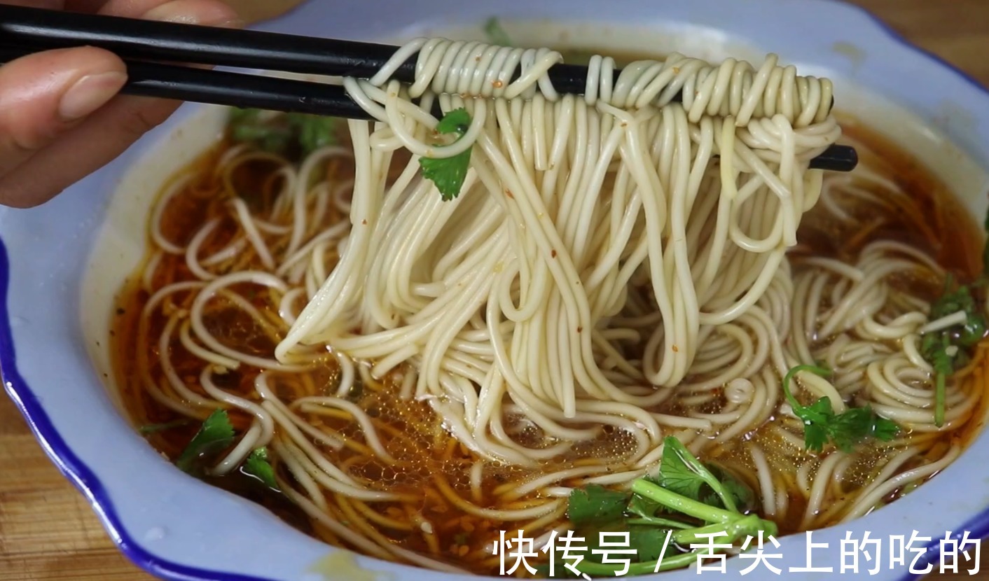 香辣小面|面条要好吃,面条卤是关键,这样做出的面条汤汁,让你连吃三碗