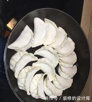 店家都没有营业，只能自己动手，今天试试韭黄猪肉锅贴，一样美味