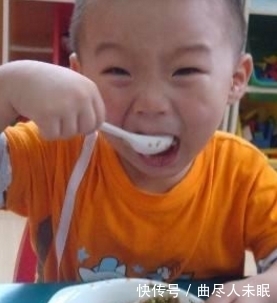 人生|宝宝吃饭吃到总让妈妈怀疑人生,吃成这样,也是醉了