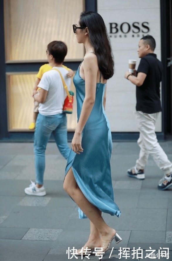美女穿睡裙出门还嫌热，在裙子两侧“剪一刀”，走路都跑风了