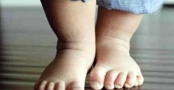 宝宝|新买的鞋子,宝宝穿上就哭,妈妈生气,爸爸却从中抠出一物