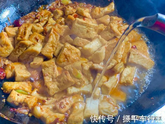 酱料|以后豆腐就这样吃，做法简单鲜香辣爽，出锅一口一个真解馋。