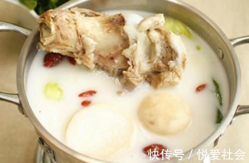 骨头|熬骨头汤怎么做才汤白？注意用对“水”！做不对汤不白，还腥味大