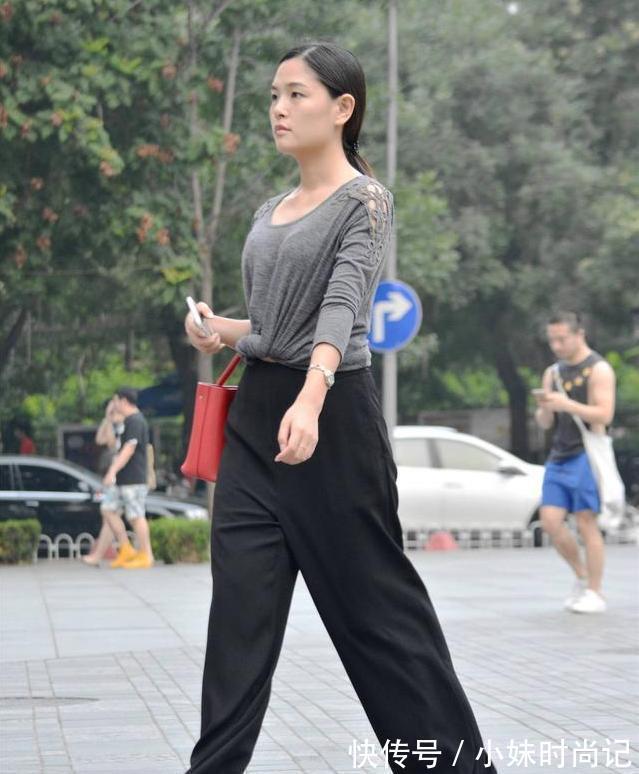 尖头|美女穿搭:高腰直筒牛仔裤,搭配尖头细跟鞋,显得大气,有衬托矜持