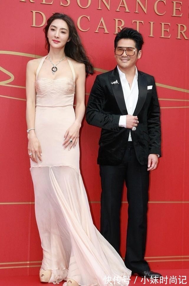 挂脖裙|曹格妻子不当模特可惜了,穿挂脖裙秀出高挑身材,比老公更像明星