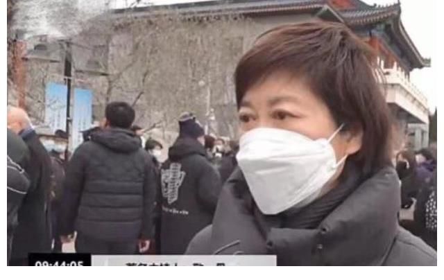 主持人赵赫追悼会现场，多位央视同事送别，老搭档敬一丹眼睛红肿