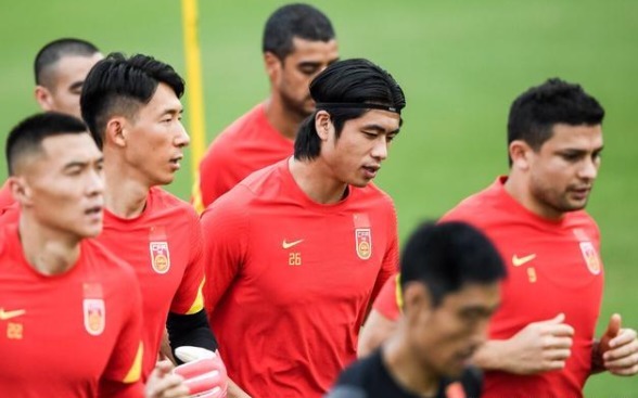 李霄鹏|不给李铁面子!国足第一批集训名单出炉,当红国门被李霄鹏抛弃