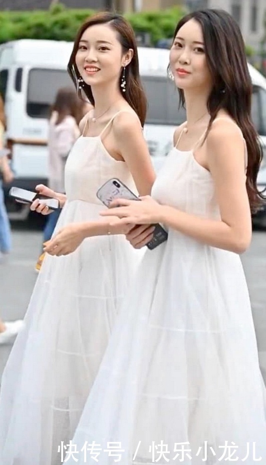 双胞胎姐妹穿同款裙子，打造纤细腰线，妩媚中带点小性感！