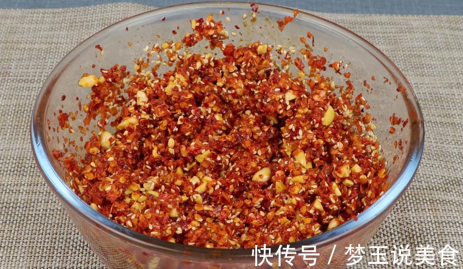 做辣椒油时,直接淋热油是错误的,教你一个做法,辣椒油又香又辣!