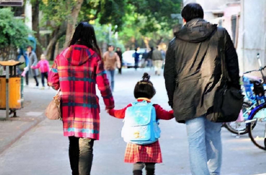 面子|幼儿园门口“睡衣秀”，妈妈花枝招展，求求你给孩子留点“面子”