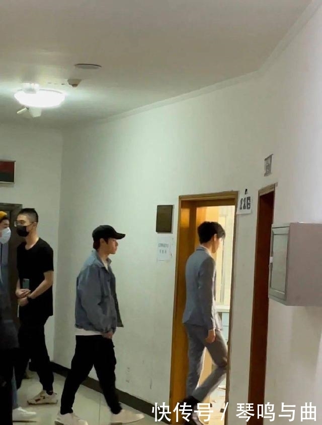 央视五四晚会女生近距离看到王俊凯穿西装连身尖叫,这身材绝了