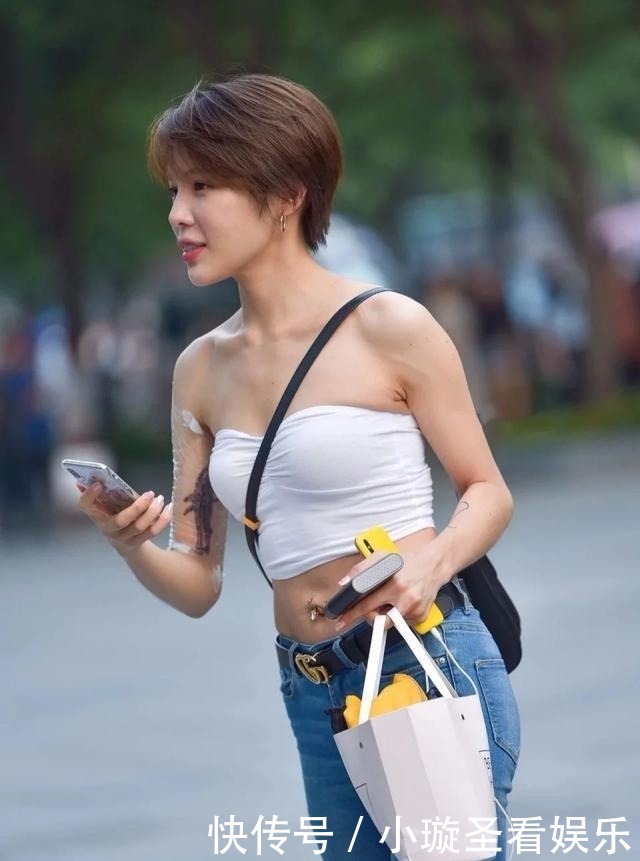 短发女孩|短发美女的新造型,白色T恤搭配牛仔裤,尽显青春活力