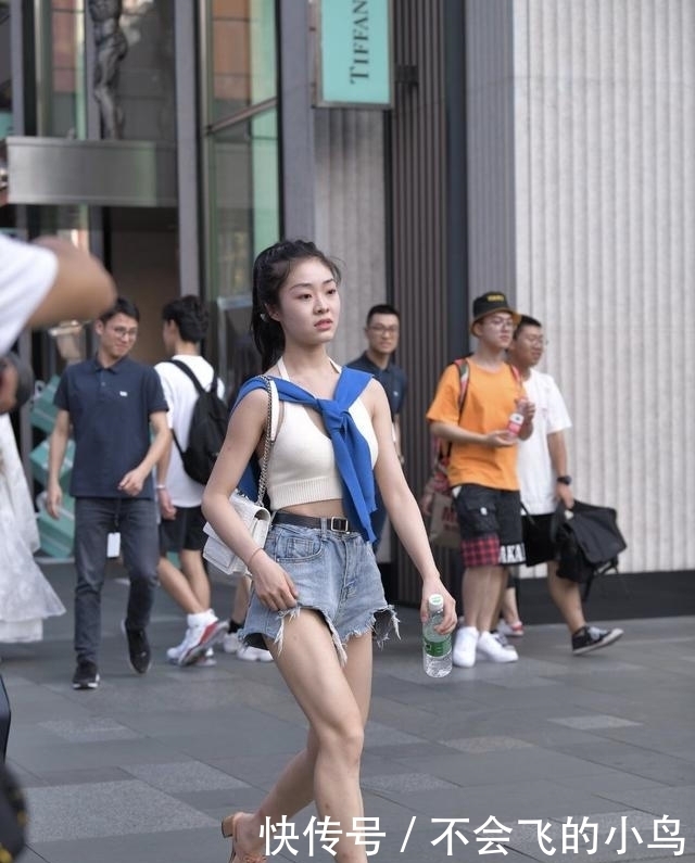 街头美女的另类造型，穿“露脐背心”秀身材，却把外套当“围巾”