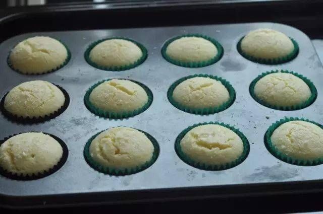 椰香小蛋糕的做法，满满的椰香，可以做给孩子吃！