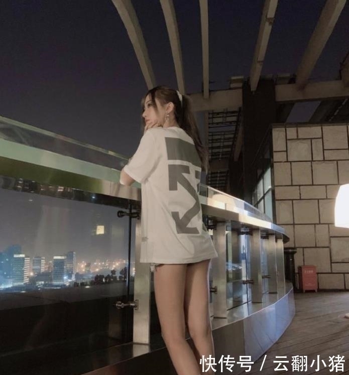 斗鱼腐团儿生活照被曝出,看到这身装扮后,网友这样穿鞋脚不会臭吗