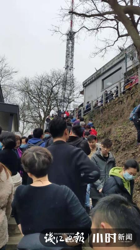中年|4:30杭州北高峰索道已??排起长队，灵隐路热闹成“深红色”