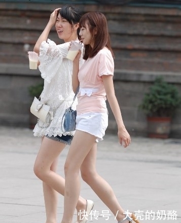 白色|街拍:美女白色短裤搭配粉色上衣,打造出时髦都市丽人