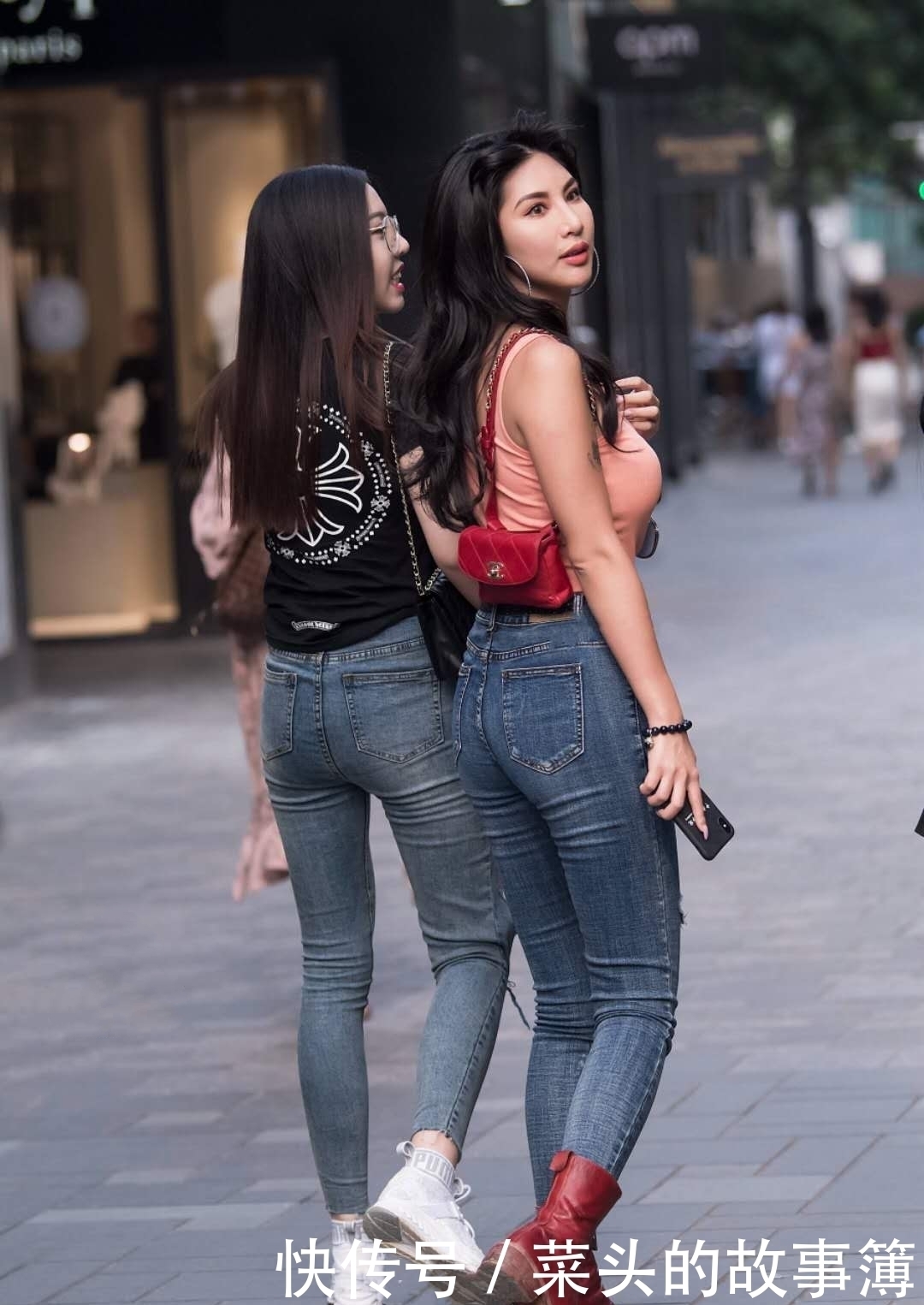 街拍吊带背心+破洞牛仔裤,走上街头做个潮味十足酷girl