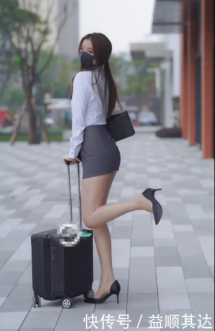 街拍|街拍 小姐姐身穿灰色短裙搭配白色衬衫, 散发迷人职场气息