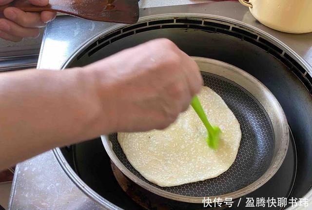 烙饼时,有的人烫面,有的人抹油,其实都错啦,大厨教你正确方法