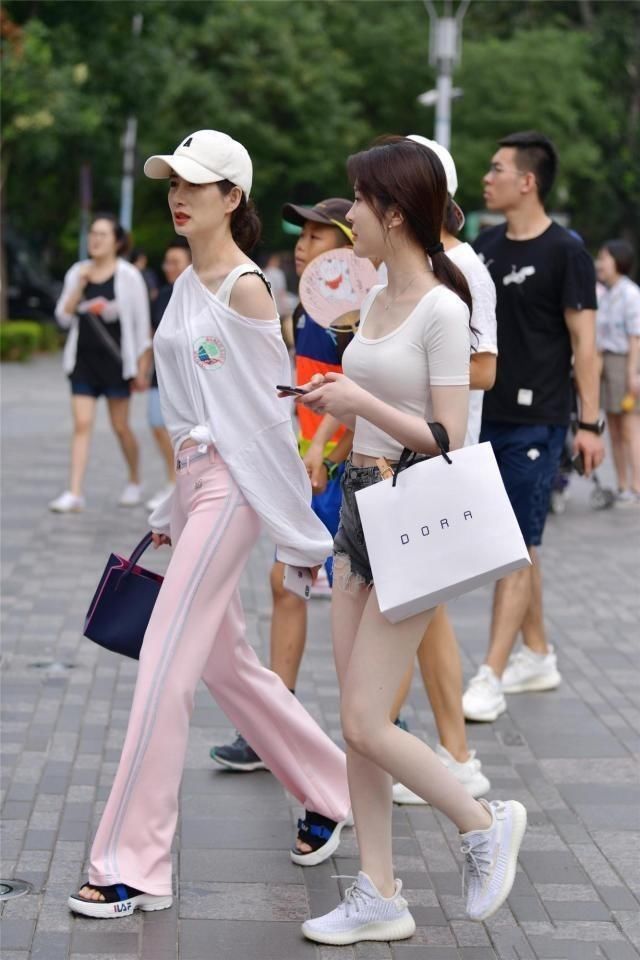 浑身上下充满着青春时尚美，展现出来时尚秀气的视觉形象