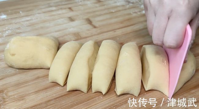 想吃面包不用买,方法简单不用烤箱,在家就能做,出锅暄软又拉丝