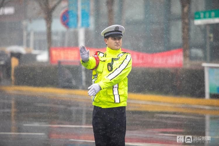 雪警|组图丨山东青岛：警察节中的最美“雪警”