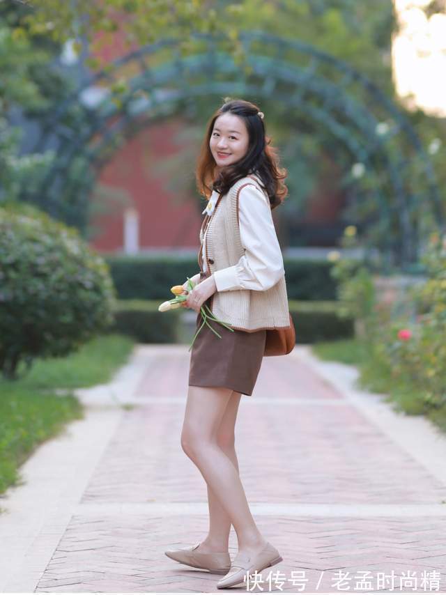 小蛮腰|微胖女生怎么穿才好看?西服外套搭配T恤和黑色短裤,显高又显瘦