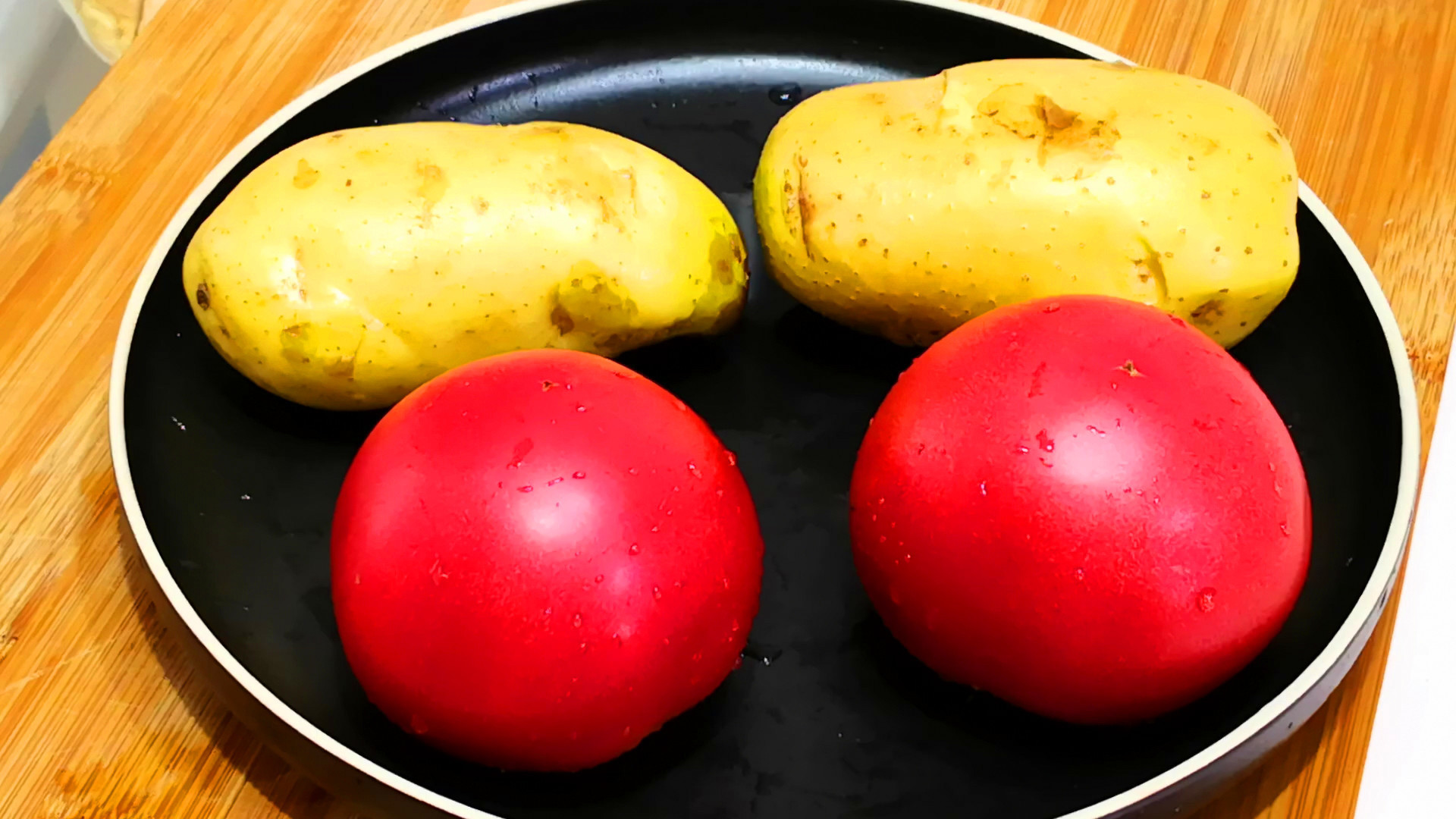 土豆和西红柿一起做，实在太好吃了，我家隔三差五吃，比吃肉还香