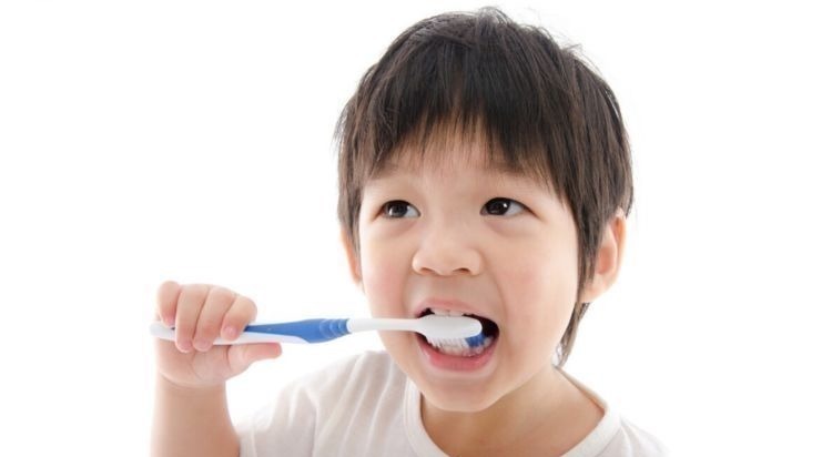 刷牙|7岁男孩长了“双排牙”,需要一颗一颗拔掉,奶奶:都怪我