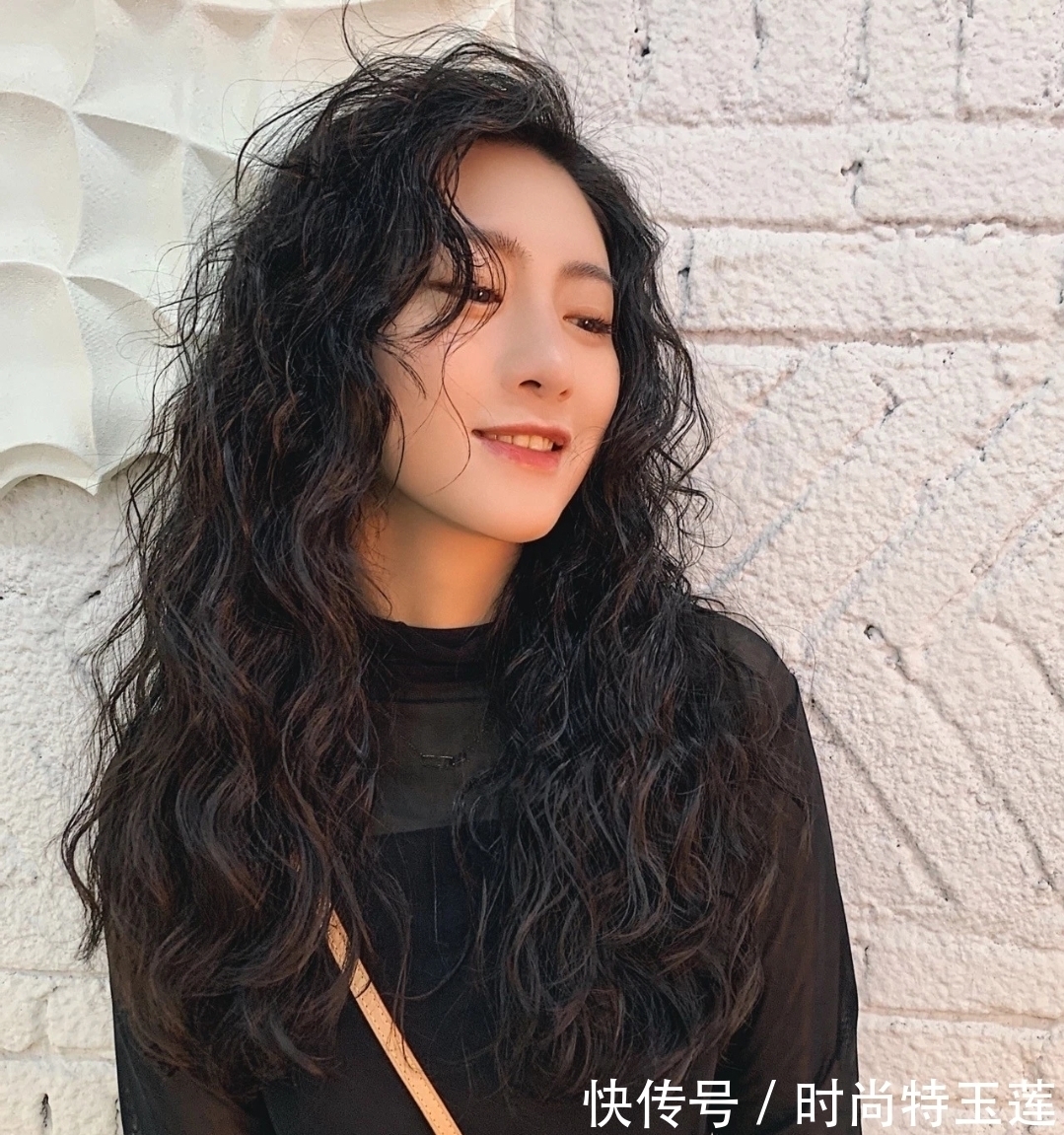 洋气 今年秋冬发型别乱剪,18款洋气烫发送给你,无论胖瘦都适合