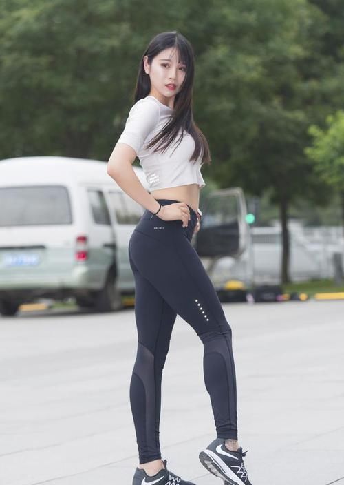 架不住|这条紧身裤造型普普通通,但架不住人家身材曲线感和颜值高呀