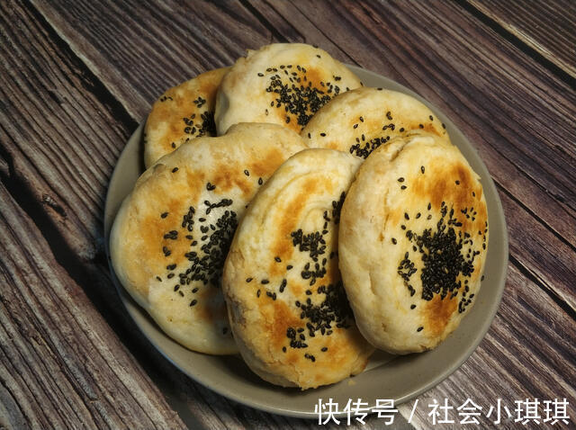 黑芝麻|两勺芝麻酱、一碗面粉，教你在家做麻酱烧饼，学会不用再去买了
