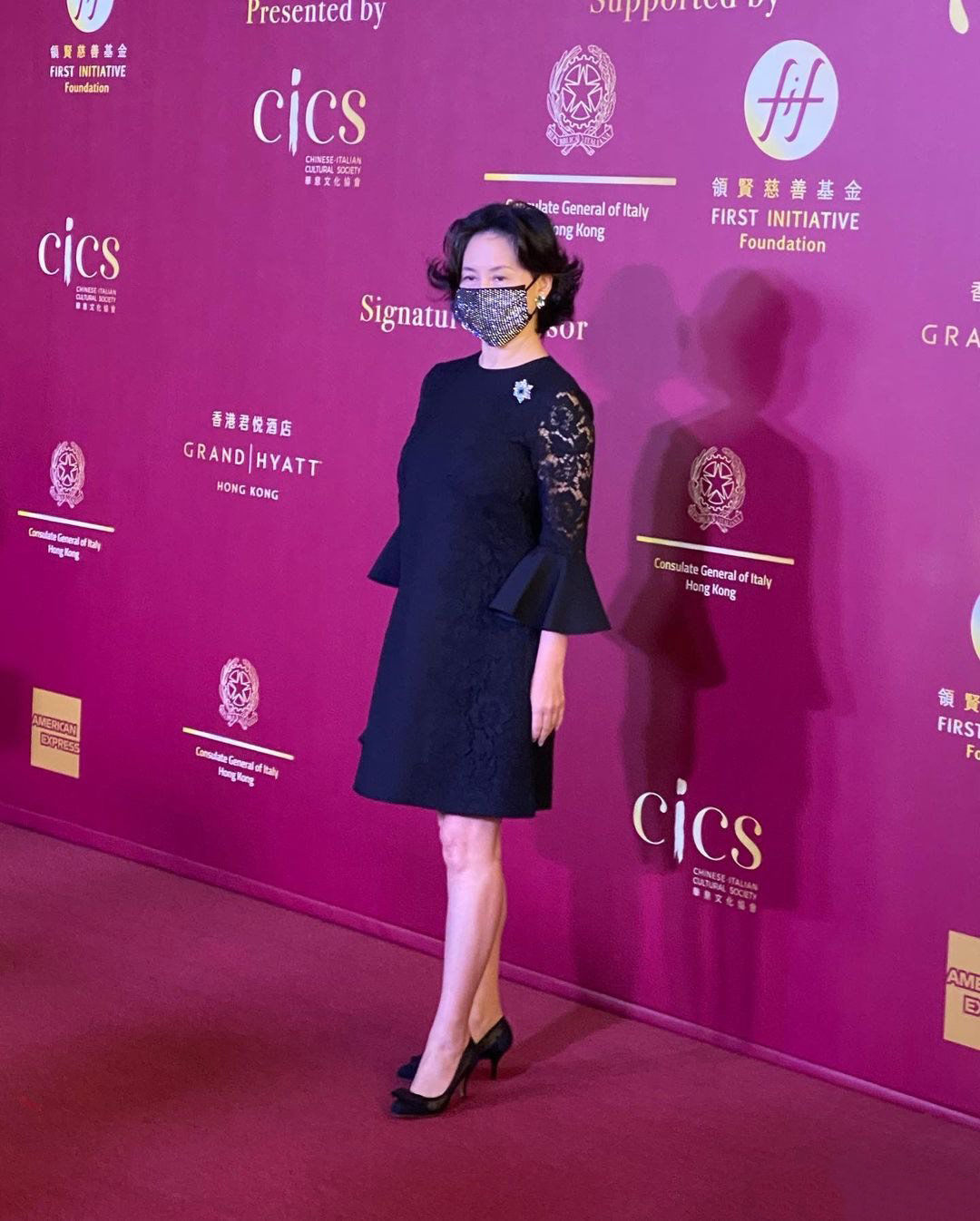 何超琼|58岁何超琼再次艳压群芳,黑色蕾丝裙配飞尾短发,胸针显真名媛