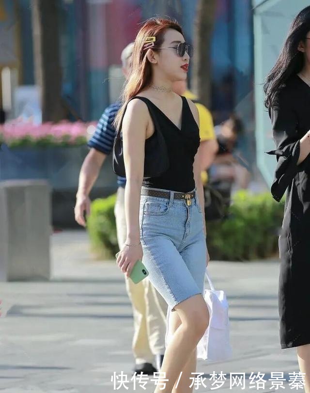 “短裤T恤”太老土,如今流行“齐膝”穿法,时髦修身又显高!