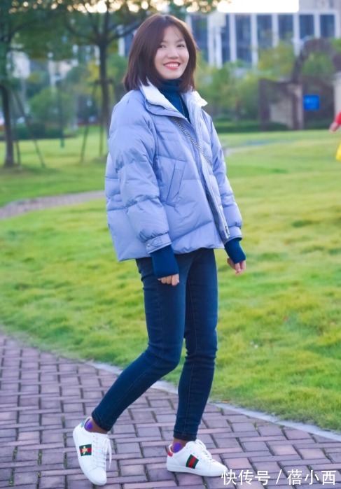 牛仔裤|“羽绒服+牛仔裤”=秋冬洋气搭配,兼具时髦和保暖,太高级了!