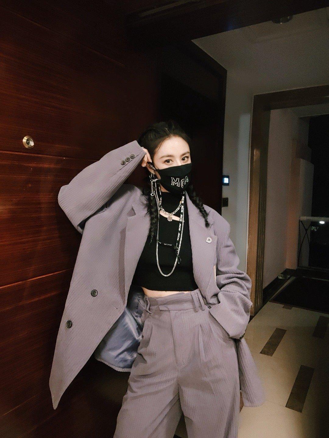 薇娅果然很会穿，黄色T恤搭配高腰裤青春活力，时尚气息扑面而来