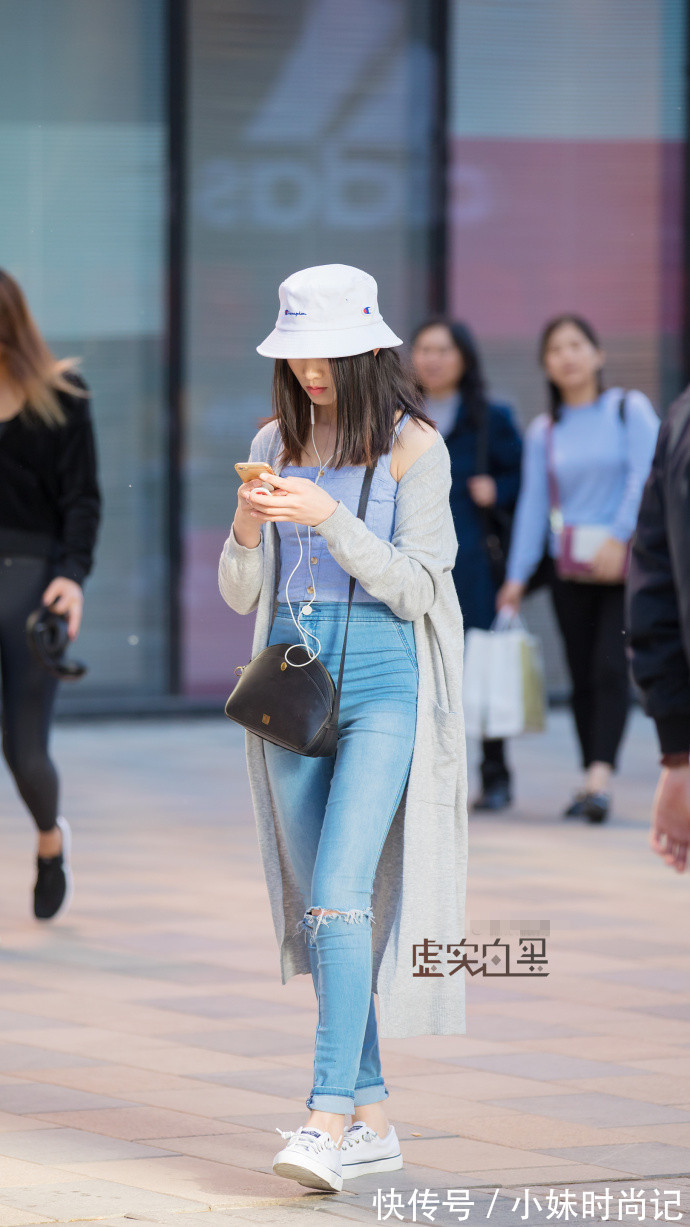 蓝白条纹阔腿裤|街拍,白衬衫搭配蓝白条纹阔腿裤,休闲又有范!