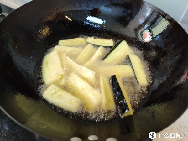 炒茄子,有人焯水,有人直接炒,大厨教你正确做法,不吸油更入味