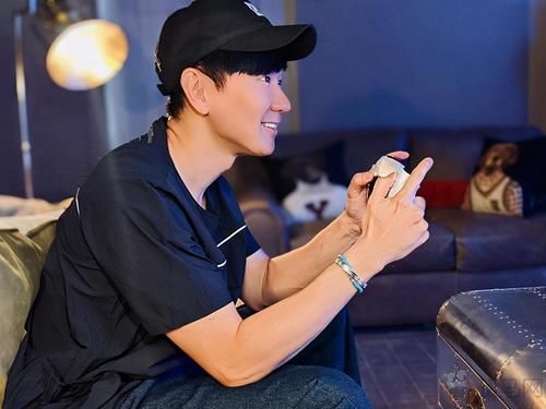 受邀|林俊杰受邀试玩PS5次世代主机 晒出与新主机帅气合影
