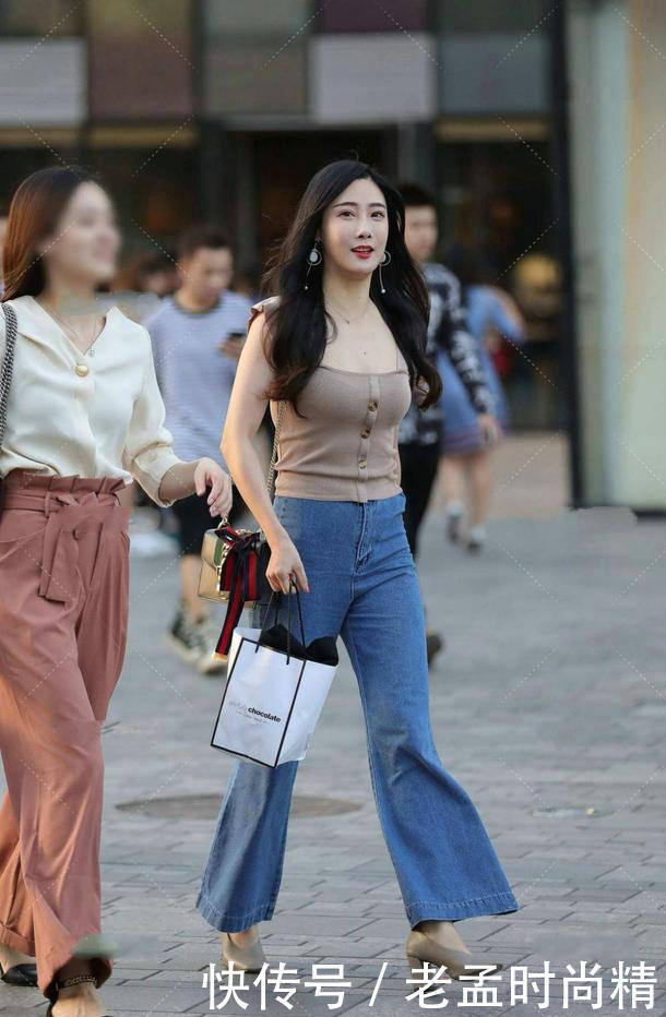 街拍：逛街穿牛仔阔腿裤，充满了简单时尚的感觉