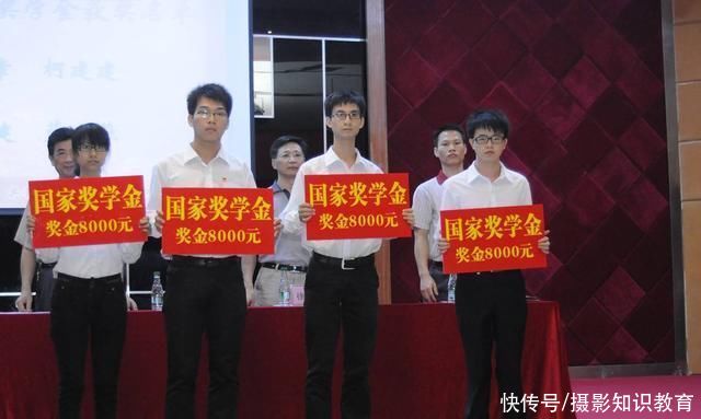 辅导员建议这4类大学生，要趁早入党，越早申请越好