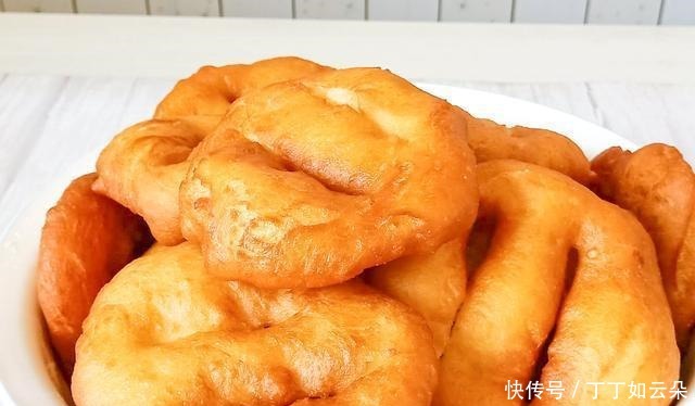 我家里祖传三代做油饼的配方,味道松软,放半个月不硬,太香了