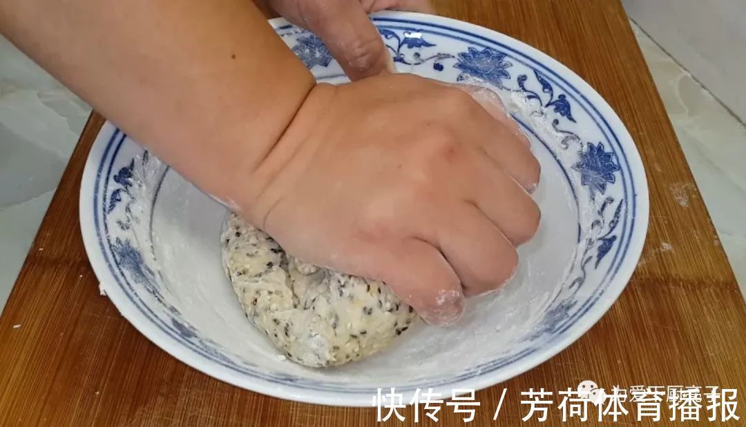 黑芝麻|芝麻饼干新做法，锅里一烙，松软香甜不加油，没烤箱也能一次成功